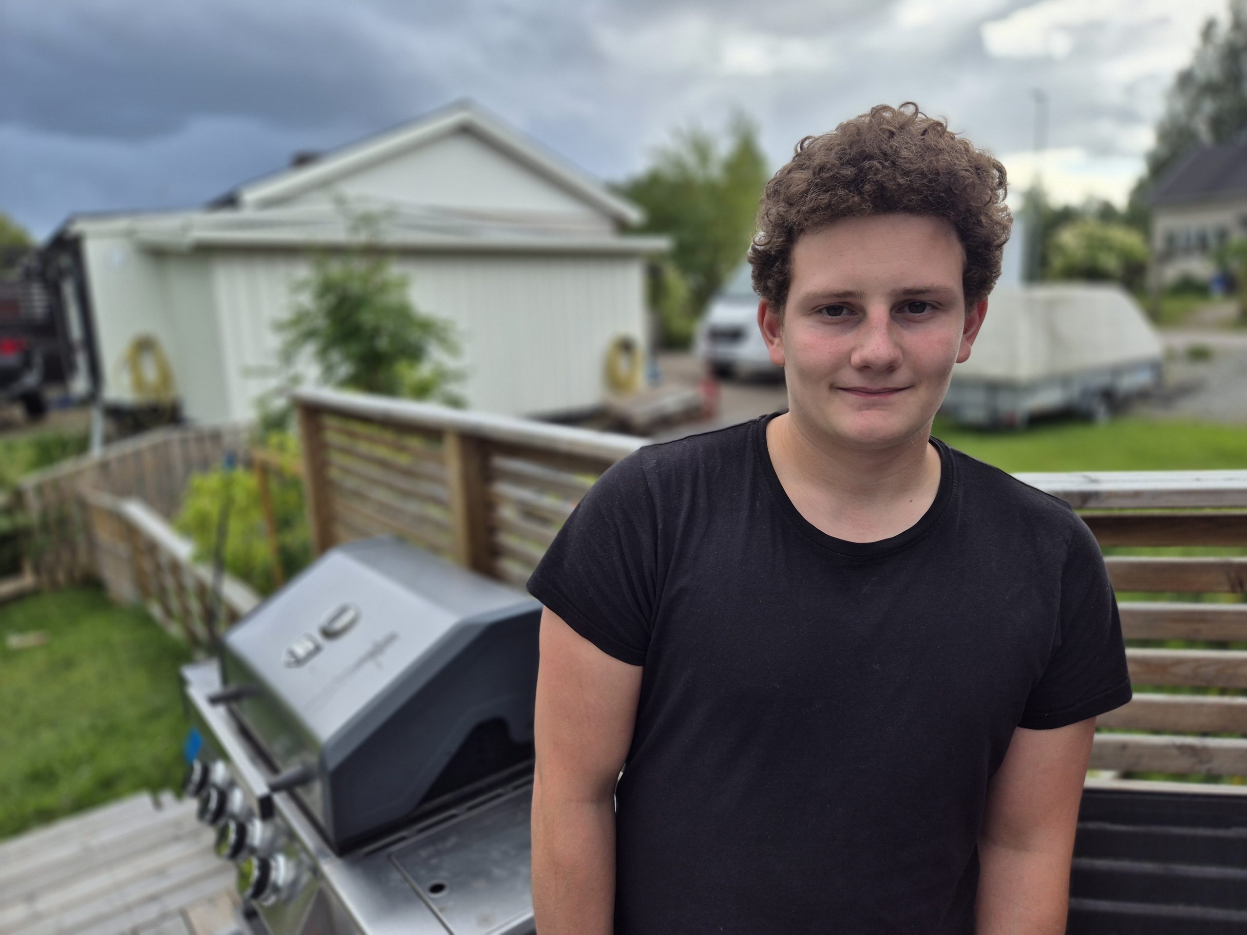 543 Victor på uteplatsen hemma i Enviken